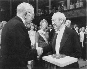 Hannes Alfvén recibe el Premio Nobel de Física el 11 de diciembre de 1970