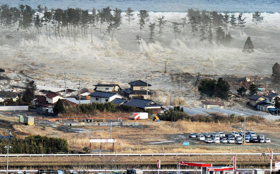 Tsunami en Japón 11 de marzo de 2011.  Ola de 10 metros arrasando Natori
