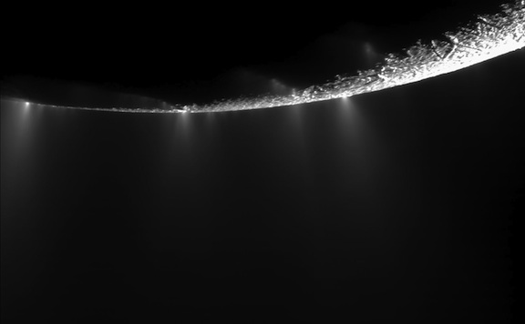 ¿Géiseres de hielo salado Encélado o penachos de aurora polar?